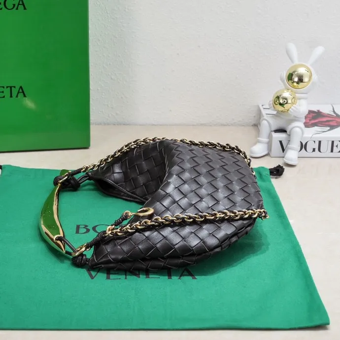 Batch 1860 Bv2024 early spring new product ⛓️Chain SARDINE 💙 Upgraded chain shoulder strap ⛓️ Chic and high-end, showing the fashion taste of urban women! Metal handles and classic weaving are combined together to perfectly integrate art and elegance. Through exquisite craftsmanship, new sardine-shaped handles are cast, and the brass material is the finishing touch. Each handle has a unique light-floating effect. The top-grade sheepskin material is woven to create a half-moon-shaped bag body, which has a fleshy touch and satisfies the preferences of those who pay attention to details. It is the most outstanding fashionable item for any occasion! 💕 Size: 33x20x4, Model: 6768#
